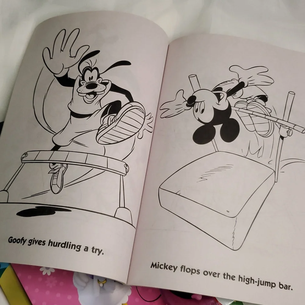 Mickey Mouse Coloring and‎ Activity Book Set